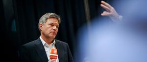 Nach seinem Talk bei Deutschlandfunk Kultur beantwortet Robert Habeck, Bundeswirtschaftsminister und Kanzlerkandidat der Grünen, Fragen von Reporterinnen.