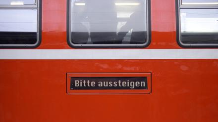 Bitte aussteigen. Ist ein Deutschlandticket bezahlt, aber noch nicht aktiv, gilt das als Fahren ohne gültiges Ticket.