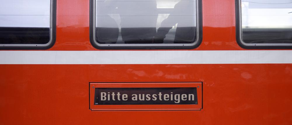 Bitte aussteigen. Ist ein Deutschlandticket bezahlt, aber noch nicht aktiv, gilt das als Fahren ohne gültiges Ticket.