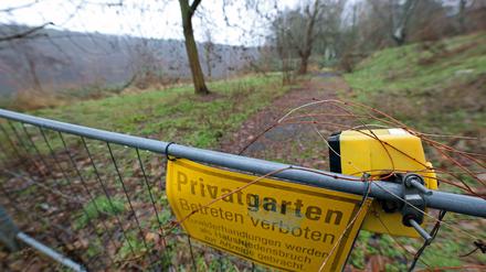 Der ehemalige Postenweg der DDR-Grenzer am Griebnitzsee ist seit Jahren teilweise versperrt.