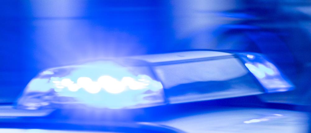 Ein Streifenwagen der Polizei ist mit Blaulicht im Einsatz.