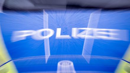 Der Schriftzug „Polizei“ auf der Kühlerhaube eines Autos. (Symbolbild)