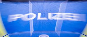 Der Schriftzug „Polizei“ auf der Kühlerhaube eines Autos. (Symbolbild)