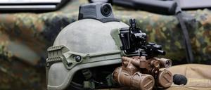 Ein Kriegshelm der Bundeswehr mit Helmkamera und Sichtgeräten.