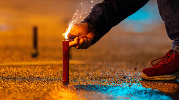 
Böllern ist in Berliner Stadtteilen an Silvester erst ab 18.00 Uhr erlaubt.