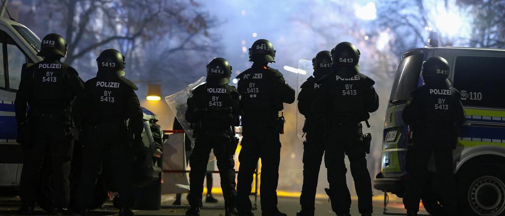 Polizisten in der Silvesternacht in Berlin. 
