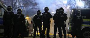 Polizisten in der Silvesternacht in Berlin. 