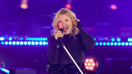 Die Sängerin Maite Kelly steht bei der ZDF-Show „Celebrate at the Gate“ vor dem Brandenburger Tor auf der Bühne. 