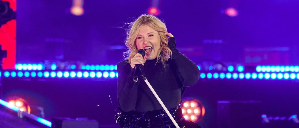 Die Sängerin Maite Kelly steht bei der ZDF-Show „Celebrate at the Gate“ vor dem Brandenburger Tor auf der Bühne. 