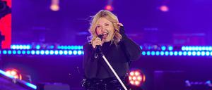 Die Sängerin Maite Kelly steht bei der ZDF-Show „Celebrate at the Gate“ vor dem Brandenburger Tor auf der Bühne. 