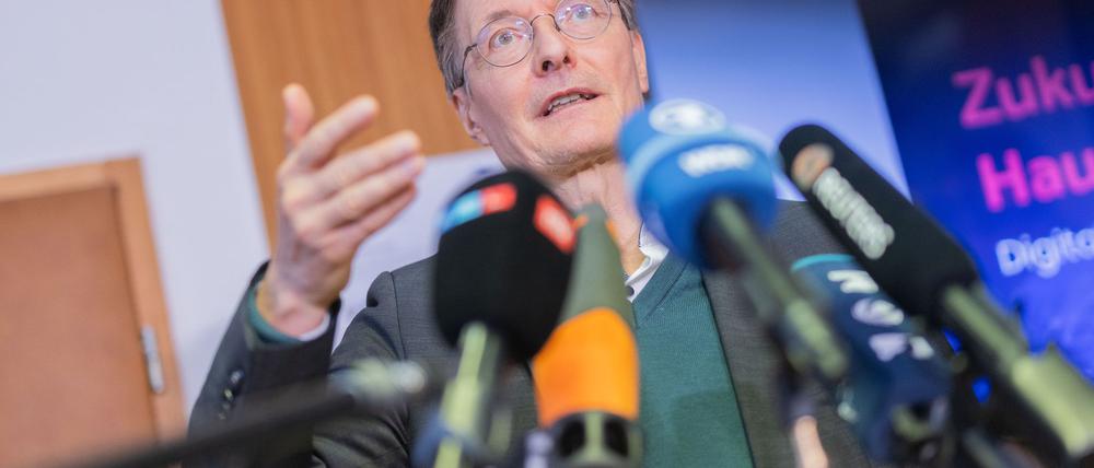 Gesundheitsminister Lauterbach schwärmt von der elektronischen Patientenakte.