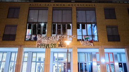 06.01.2025, Berlin: «Friede der Welt - Tod dem Imperialismus» ist nur ein Slogan, den Palästina Aktivisten bei der Besetzung des Hörsaals in der Alice-Salomon-Hochschule in Hellersdorf aus dem Fenster hängen haben. Die Leitung der Uni duldet die Aktion. Foto: Annette Riedl/dpa +++ dpa-Bildfunk +++