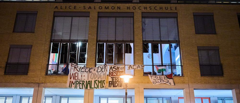 06.01.2025, Berlin: «Friede der Welt - Tod dem Imperialismus» ist nur ein Slogan, den Palästina Aktivisten bei der Besetzung des Hörsaals in der Alice-Salomon-Hochschule in Hellersdorf aus dem Fenster hängen haben. Die Leitung der Uni duldet die Aktion. Foto: Annette Riedl/dpa +++ dpa-Bildfunk +++