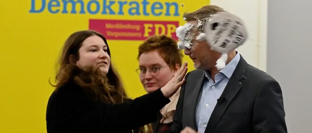 Der Schaum traf FDP-Chef Christian Lindner mitten ins Gesicht.