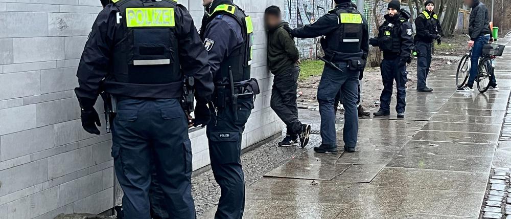 Polizisten kontrollieren Menschen am Görlitzer Park. (Archivbild) 