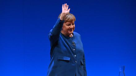 Ex-Kanzlerin Angela Merkel winkt auf der Bühne des Theaters bei der Vorstellung ihres Buchs «Freiheit. Erinnerungen 1954 - 2021». 