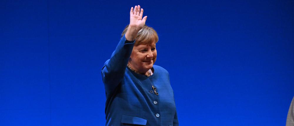 Ex-Kanzlerin Angela Merkel winkt auf der Bühne des Theaters bei der Vorstellung ihres Buchs «Freiheit. Erinnerungen 1954 - 2021». 