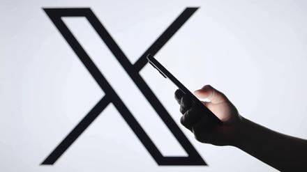 Logos displayed on smartphones in Paraguay - 05 Sept 2024 In this photo illustration, the X Twitter logo seen in the background with a silhouette hand holding a smartphone. Paraguay Copyright: xJaquexSilvax/xSOPAxImagesx JAQUESILVA_05092024-6084