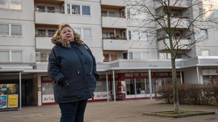 Imman Alraai am Emstaler Platz, wo sie seit mehr als 35 Jahren wohnt. In der Silvesternacht wurde hier ein siebenjähriger Junge von einer Kugelbombe lebensgefährlich verletzt.