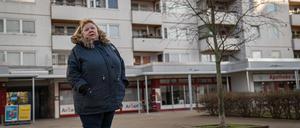 Imman Alraai am Emstaler Platz, wo sie seit mehr als 35 Jahren wohnt. In der Silvesternacht wurde hier ein siebenjähriger Junge von einer Kugelbombe lebensgefährlich verletzt.