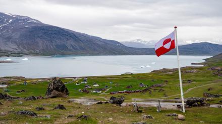 Die Flagge Grönlands weht in der Siedlung Igaliku, Grönland. 