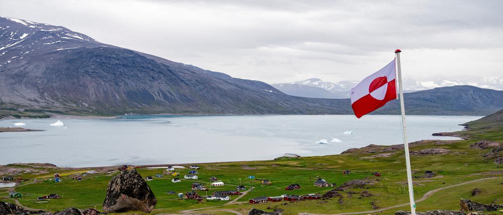Die Flagge Grönlands weht in der Siedlung Igaliku, Grönland.