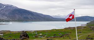 Die Flagge Grönlands weht in der Siedlung Igaliku, Grönland. 