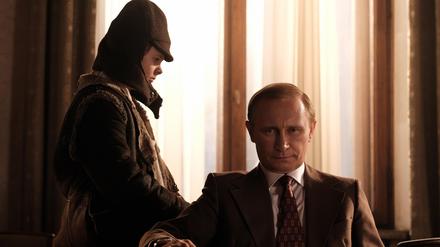 Putin, gespielt von Slawomir Sobala, hat Visionen von einem toten Jungen (Maksymilian Zielinski) aus seiner Kindheit.