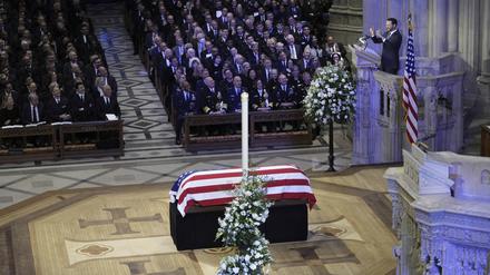Enkel Jason Carter hält eine Ansprache neben dem mit einer US-amerikanischen Flagge bedeckten Sarg des ehemaligen US-Präsidenten Jimmy Carter bei einem staatlichen Trauerakt in der Washington National Cathedral in Washington. 