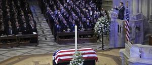 Enkel Jason Carter hält eine Ansprache neben dem mit einer US-amerikanischen Flagge bedeckten Sarg des ehemaligen US-Präsidenten Jimmy Carter bei einem staatlichen Trauerakt in der Washington National Cathedral in Washington. 