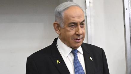 Der israelische Ministerpräsident Benjamin Netanjahu nimmt am fünften Verhandlungstag seines Prozesses wegen angeblicher Korruption vor dem Bezirksgericht in Tel Aviv teil. 