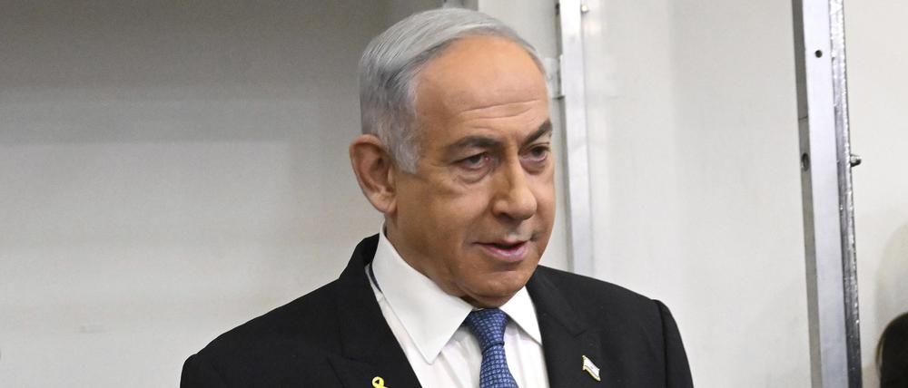 Der israelische Ministerpräsident Benjamin Netanjahu nimmt am fünften Verhandlungstag seines Prozesses wegen angeblicher Korruption vor dem Bezirksgericht in Tel Aviv teil. 