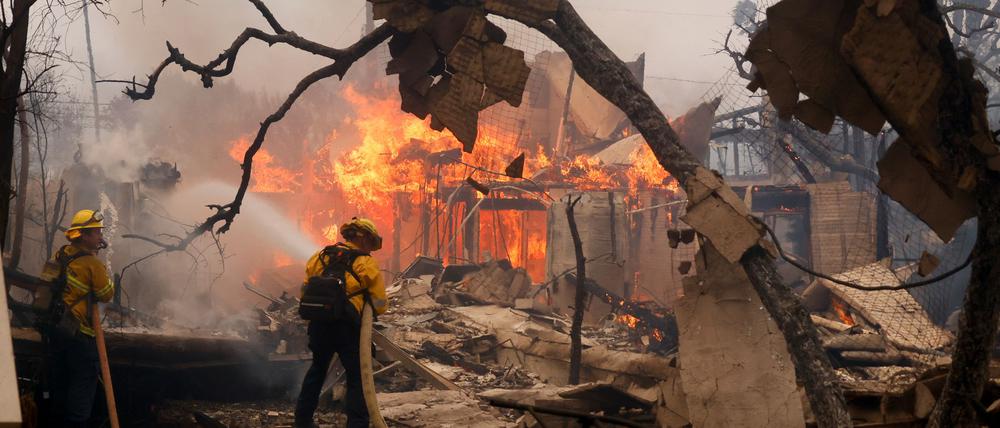 Feuerwehrleute bekämpfen das Palisades-Feuer in Los Angeles.