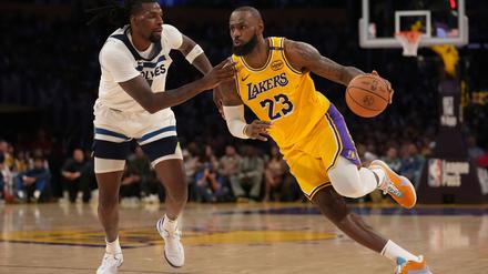 Aufgrund der Waldbrände nicht im Einsatz: LeBron James (r.) von den Los Angeles Lakers.