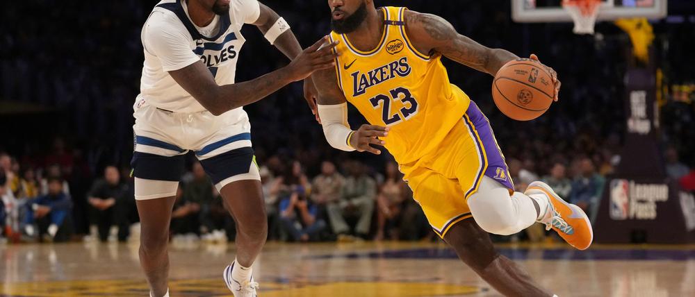 Aufgrund der Waldbrände nicht im Einsatz: LeBron James (r.) von den Los Angeles Lakers.