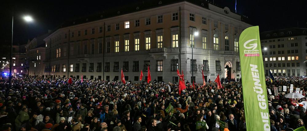 Tausende versammelten sich vor dem Kanzleramt.
