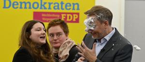 Der FDP-Vorsitzende Christian Lindner bekommt bei einem Wahlkampfauftritt in Greifswald von der Linke-Lokalpolitikerin Christiane Kiesow Schaum ins Gesicht geworfen.