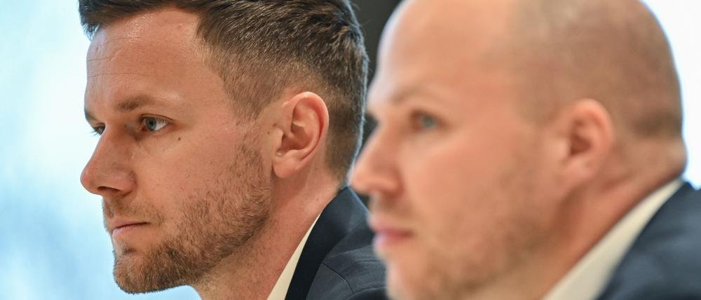 Berichten als Zeugen von den Folgen des Feuerzeugwurfs: Torwart Patrick Drewes und Teamarzt Mark Sandfort