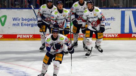 Wieder drin. Ty Ronning (vorn) bejubelt seinen Treffer zum 2:5.
