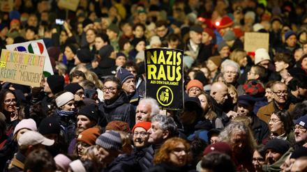 Zehntausende demonstrieren in Wien gegen die Bildung einer österreichischen Rechts-Regierung unter Führung der FPÖ.
