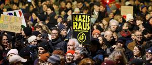 Zehntausende demonstrieren in Wien gegen die Bildung einer österreichischen Rechts-Regierung unter Führung der FPÖ.