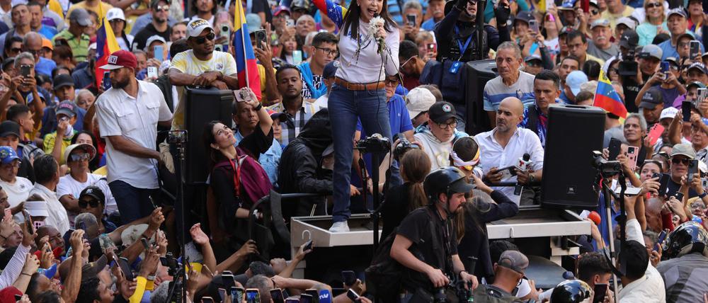 Venezuelas Oppositionsführerin María Corina Machado ist bei ihrem ersten öffentlichen Auftritt seit Monaten nach Angaben der Opposition gewaltsam entführt und später wieder freigekommen.