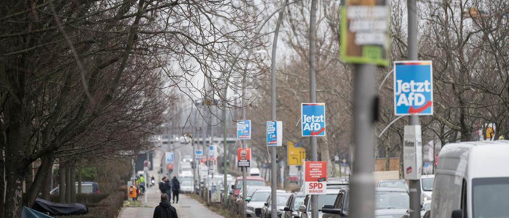 Die Plakatierung an den Laternenpfählen beginnt. (Archivbild)