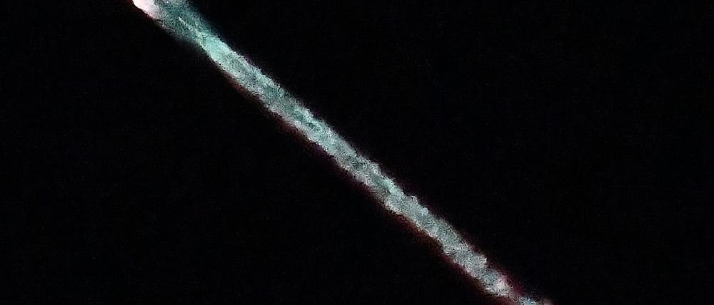 Starlink-Satelliten des Tech-Milliardärs Elon Musk werden laut Meldestelle CENAP immer wieder fälschlicherweise für Ufos gehalten, wenn sie kurz nach dem Start in Erdnähe Richtung All fliegen. (Archivfoto)
