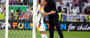 Bundestrainer Julian Nagelsmann tröstet Joshua Kimmich nach dem EM-Aus gegen Spanien.