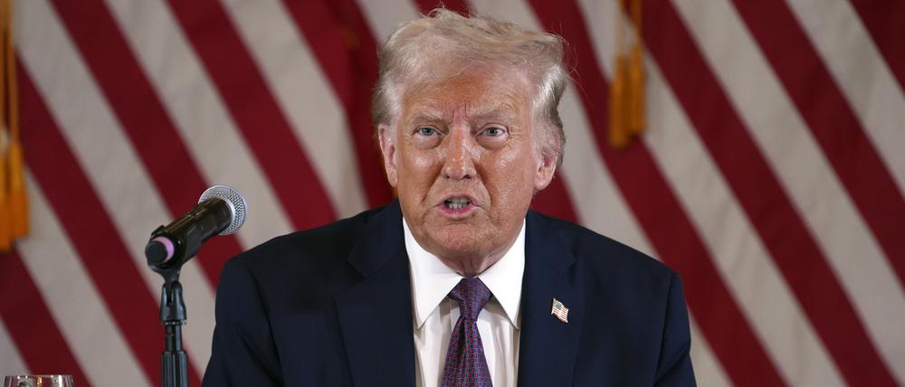 Der designierte US-Präsident Donald Trump spricht während eines Treffens mit republikanischen Gouverneuren in Mar-a-Lago.
