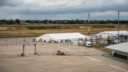 Das DRK betreibt das Pilotprojekt „Labor Betreuung 5000“. Zum Einsatz kam es etwa als Notunterkunft für Flüchtlinge am ehemaligen Berliner Flughafen Tegel. 