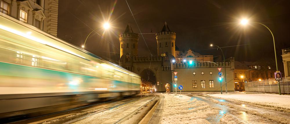 Schnee liegt vor dem Nauener Tor.