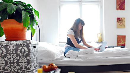 Ausweichen ins Schlafzimmer: Im offenen Küchen-Wohnzimmer-Bereich sitzt schon jemand anders. 