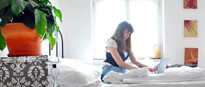 Ausweichen ins Schlafzimmer: Im offenen Küchen-Wohnzimmer-Bereich sitzt schon jemand anders. 